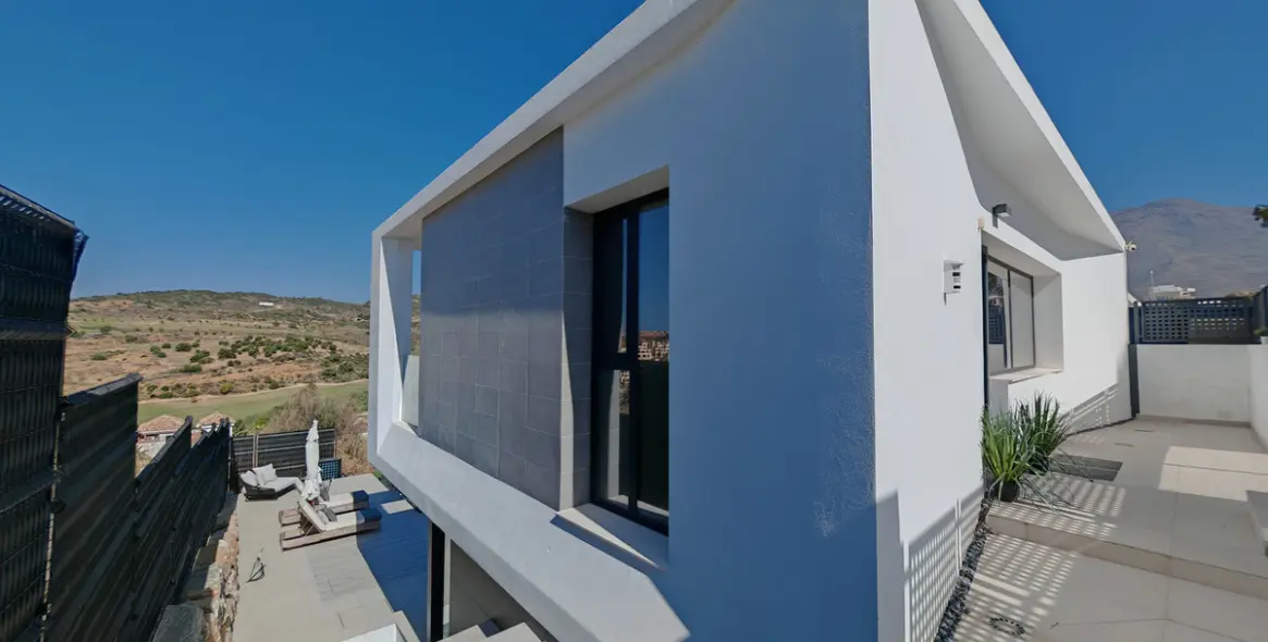 Продажа  отдельно стоящей виллы в Estepona 35