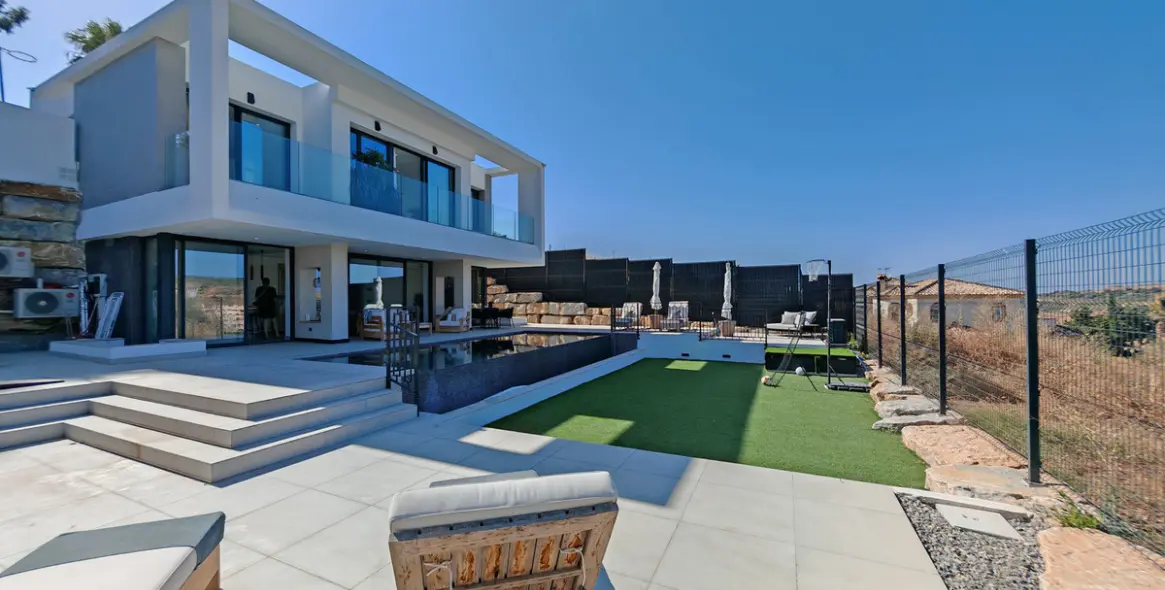 Продажа  отдельно стоящей виллы в Estepona 36