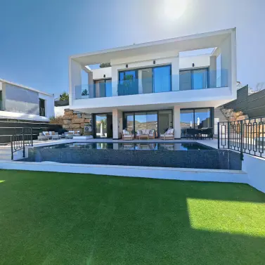 Sale of detached villa in Estepona