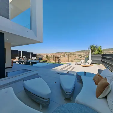 Sale of detached villa in Estepona