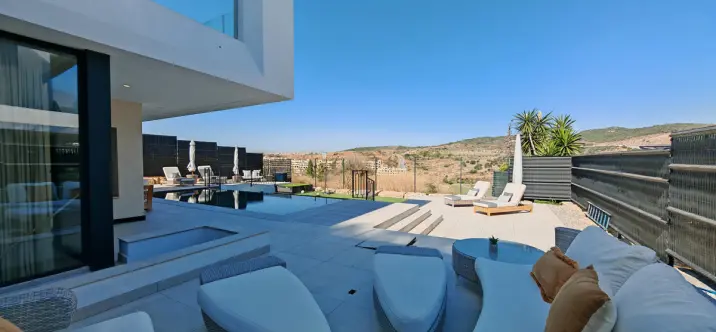 Sale of detached villa in Estepona 2