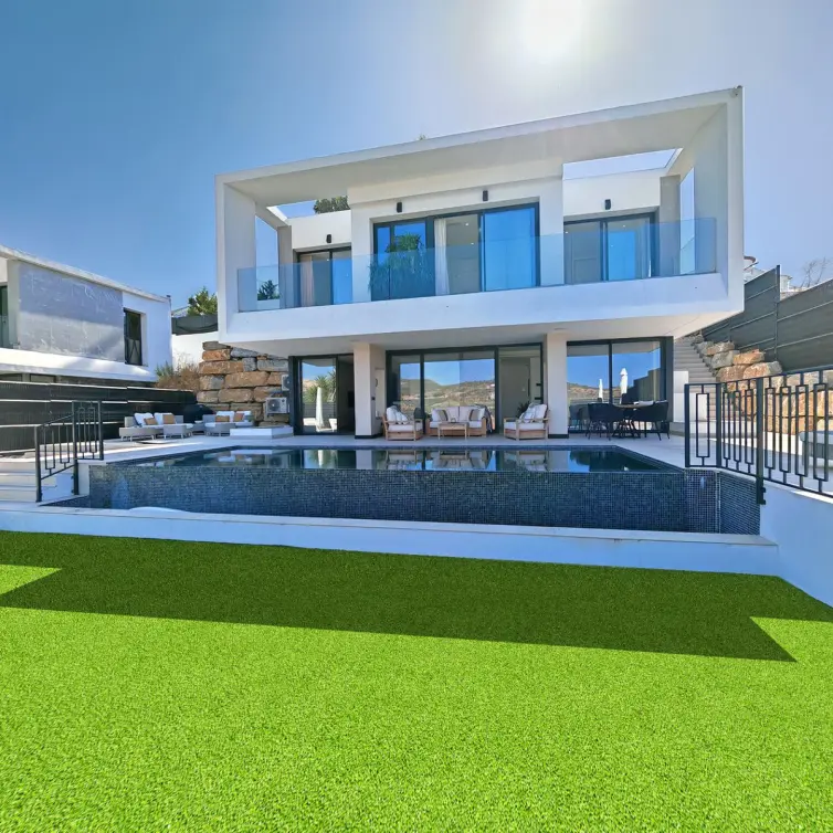 Sale of detached villa in Estepona