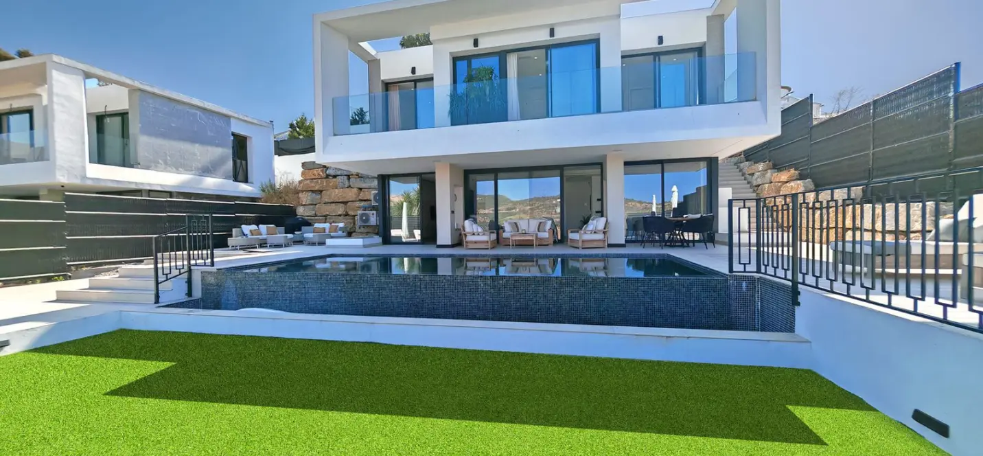 Sale of detached villa in Estepona 0