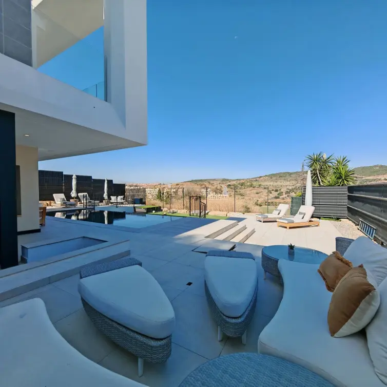 Sale of detached villa in Estepona