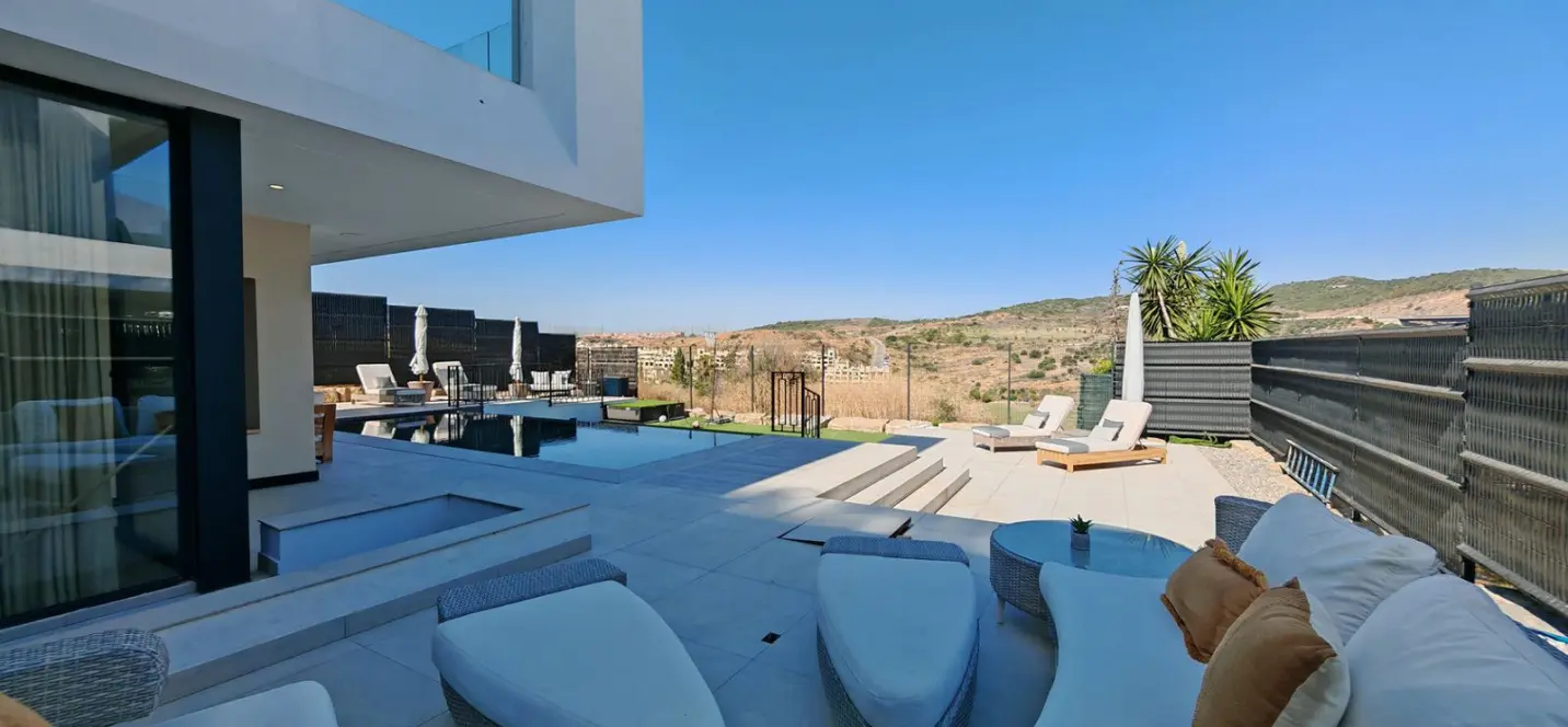 Sale of detached villa in Estepona 2