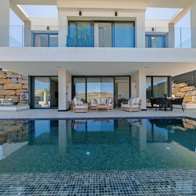 Sale of detached villa in Estepona