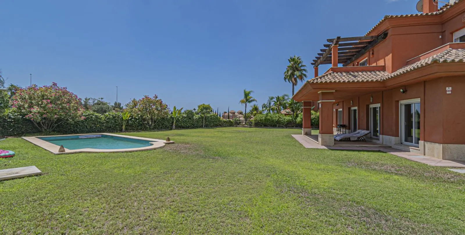 Sale of detached villa in Marbella 2