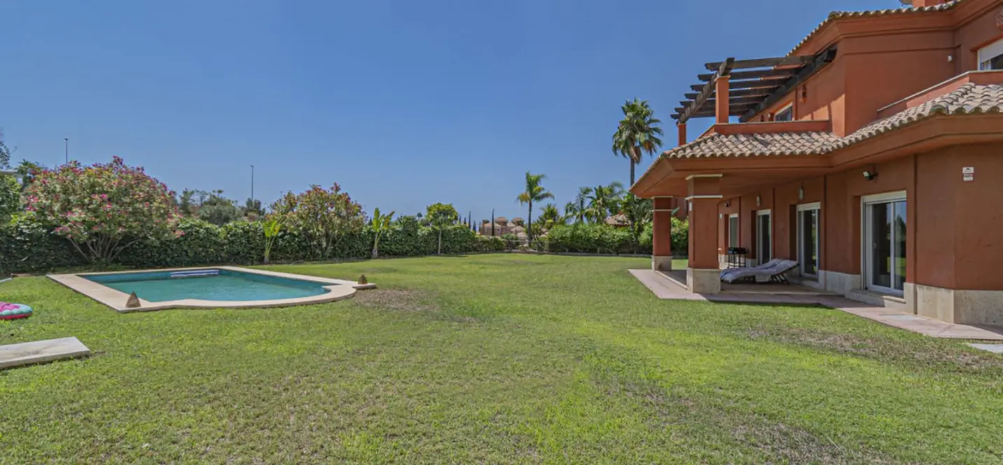 Sale of detached villa in Marbella 1