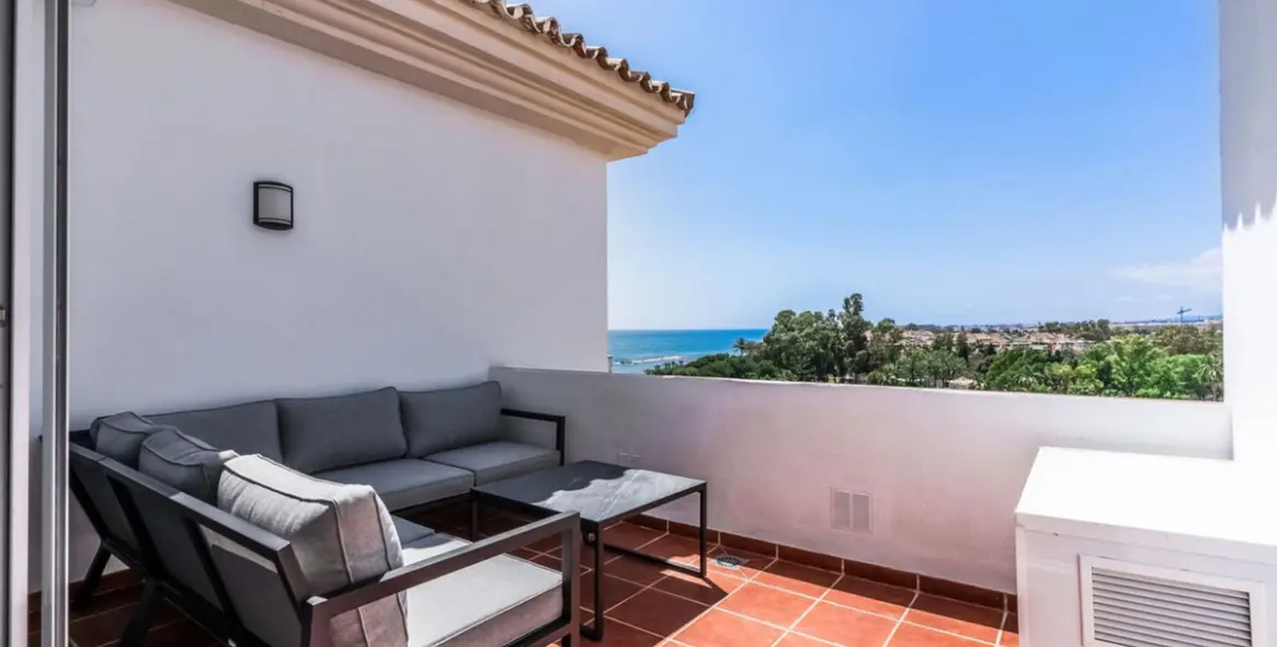 Продажа двухуровневого пентхауса в Puerto Banús 2