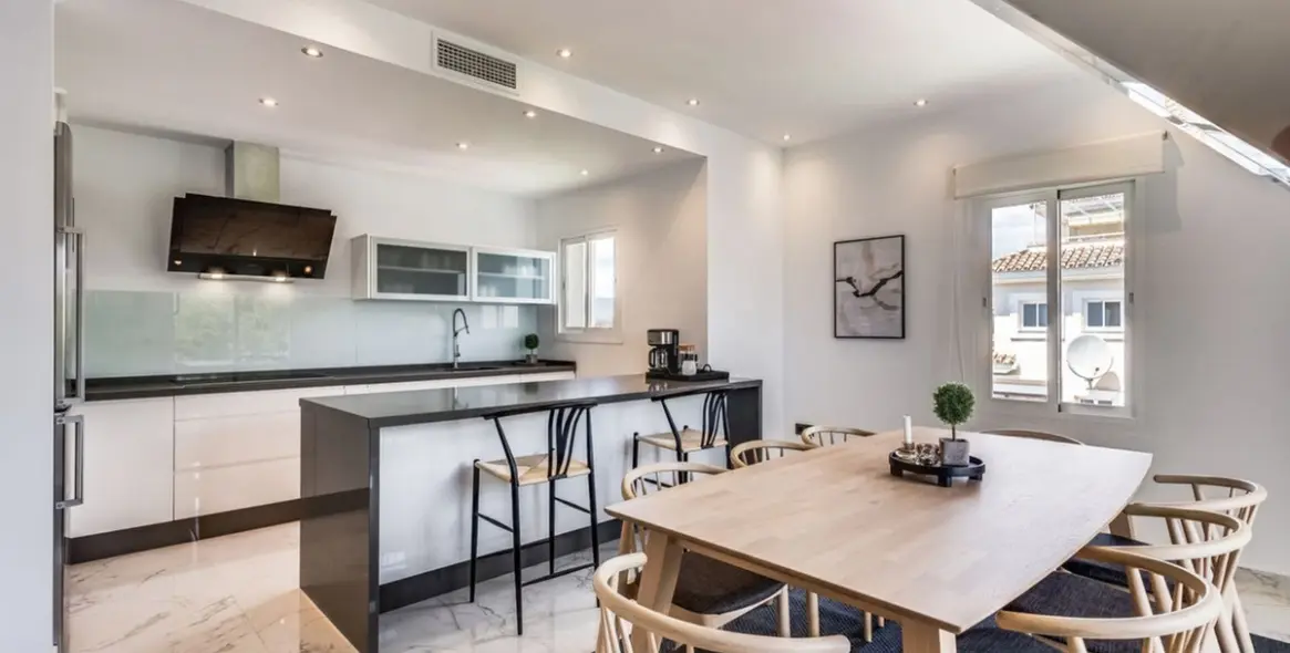 Продажа двухуровневого пентхауса в Puerto Banús 9