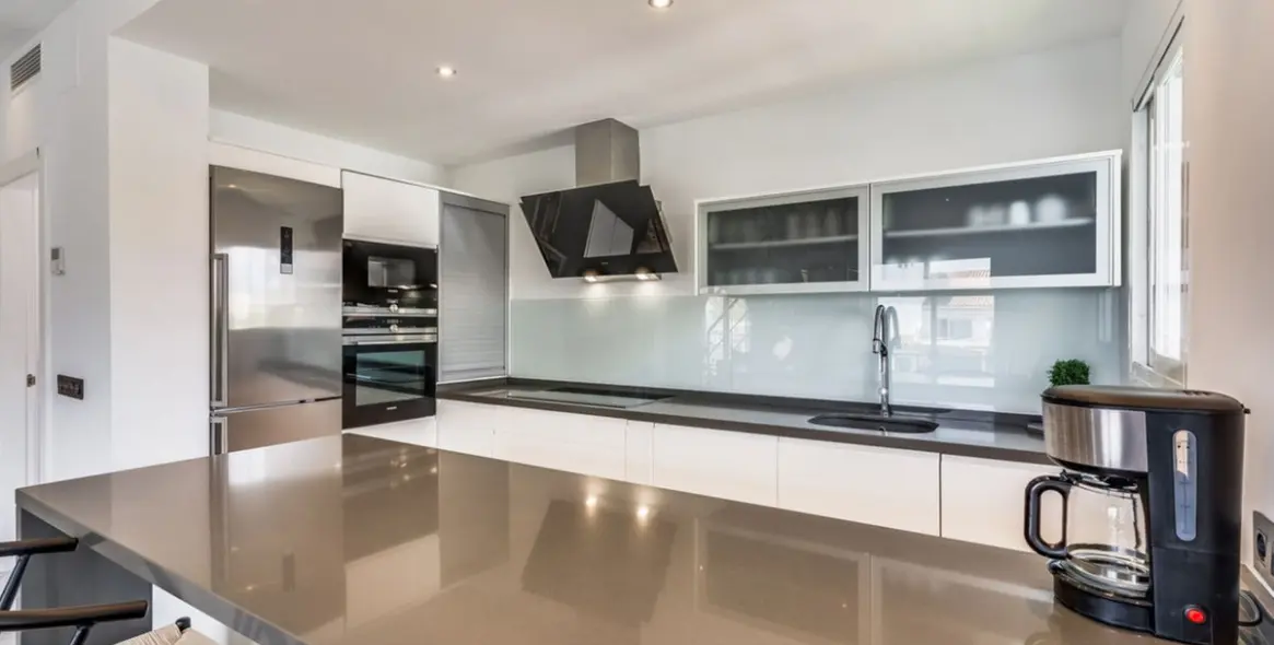 Продажа двухуровневого пентхауса в Puerto Banús 11