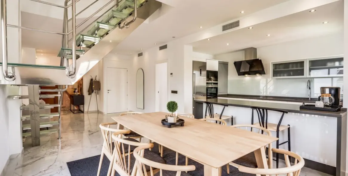 Продажа двухуровневого пентхауса в Puerto Banús 12