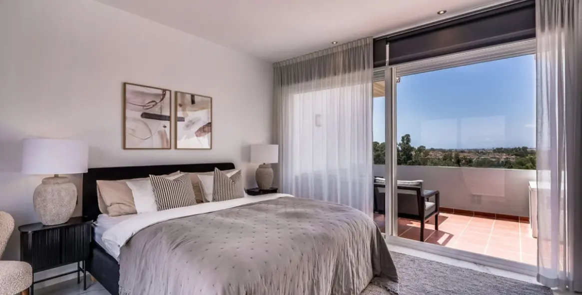 Продажа двухуровневого пентхауса в Puerto Banús 13