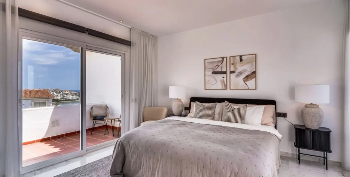 Продажа двухуровневого пентхауса в Puerto Banús 14