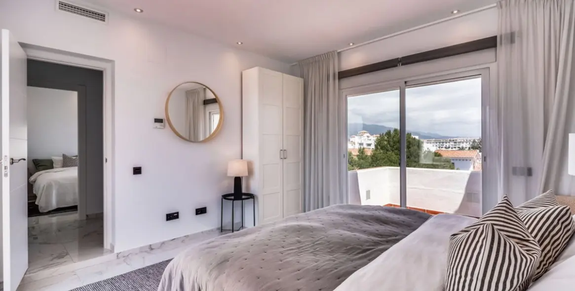 Продажа двухуровневого пентхауса в Puerto Banús 15