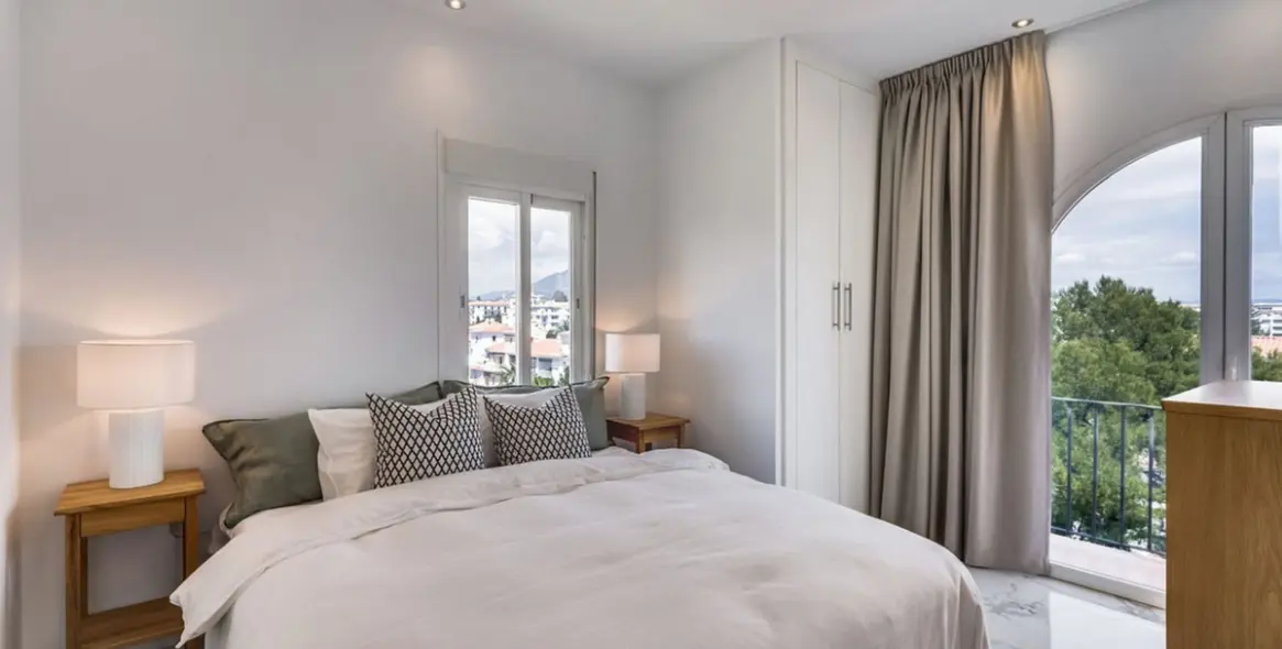 Продажа двухуровневого пентхауса в Puerto Banús 20