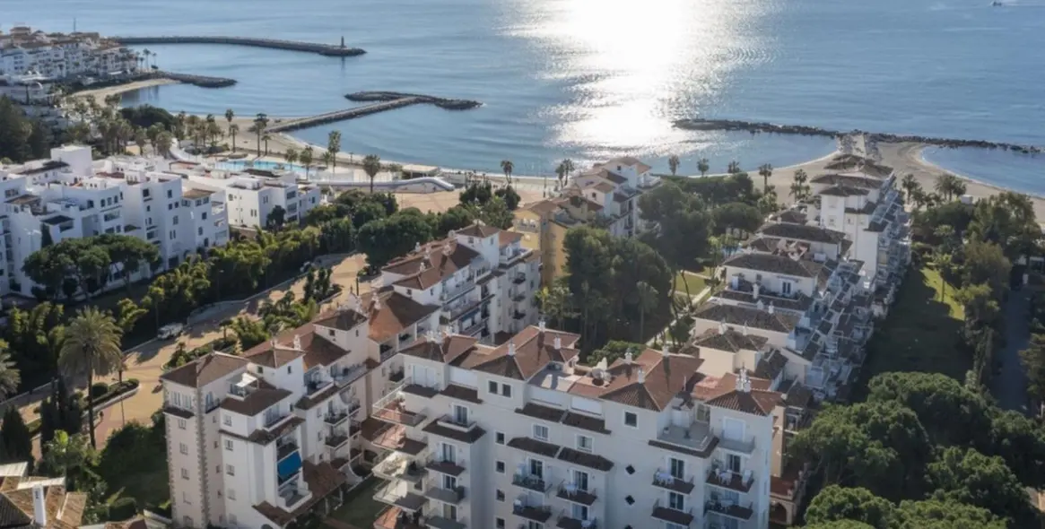Sale of penthouse duplex in Puerto Banús 25