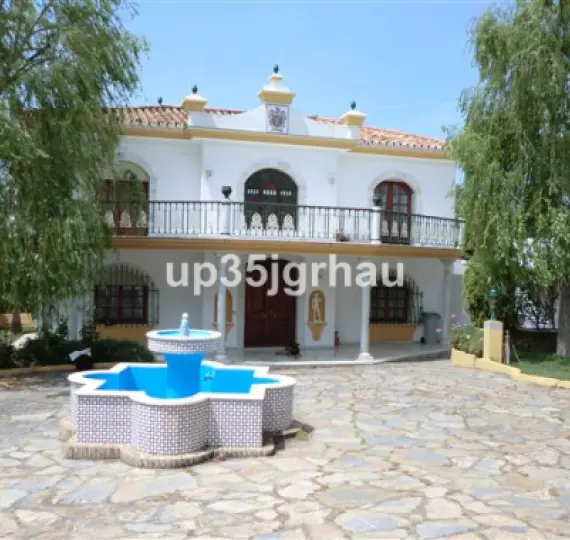Venta de villa independiente en Estepona