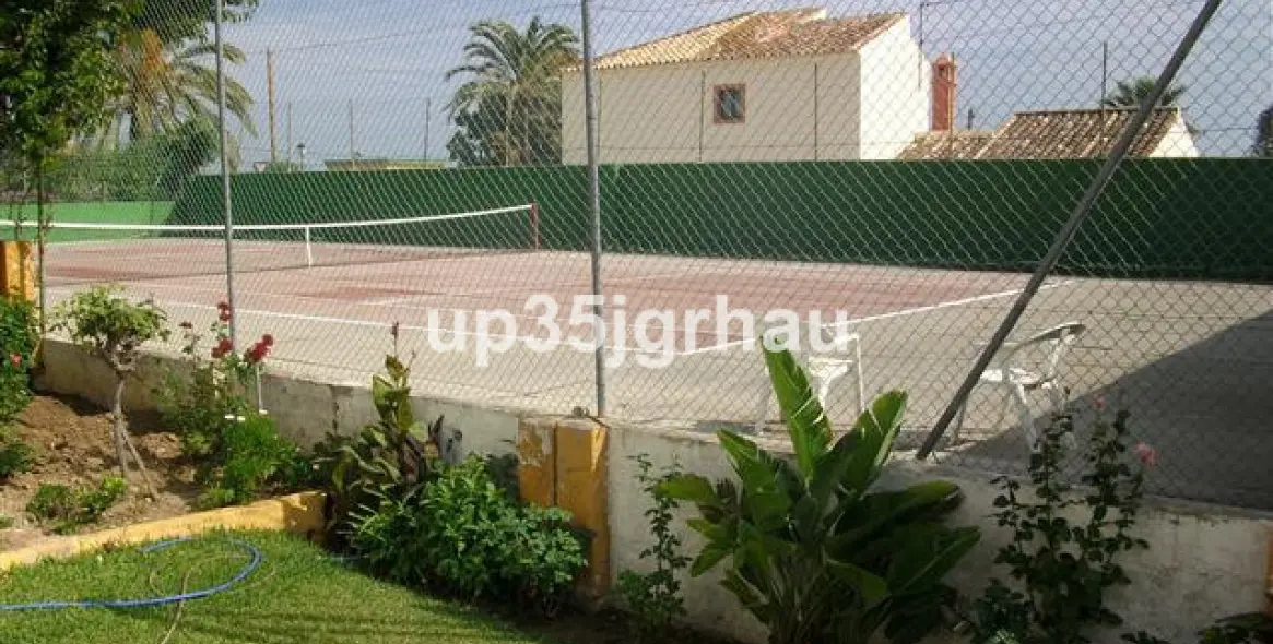 Sale of detached villa in Estepona 4