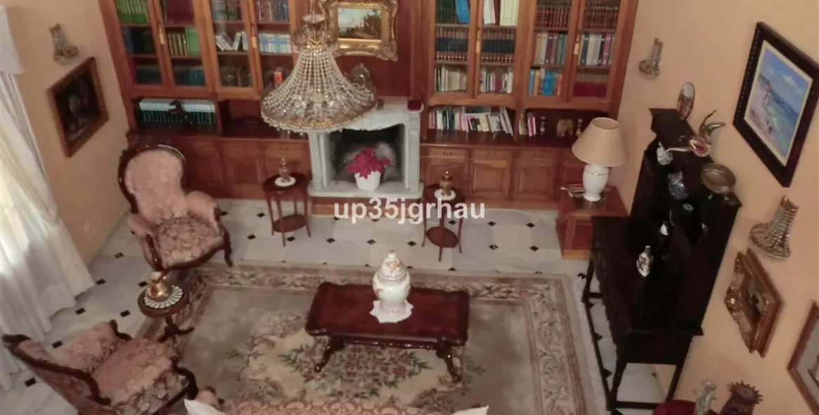 Sale of detached villa in Estepona 12