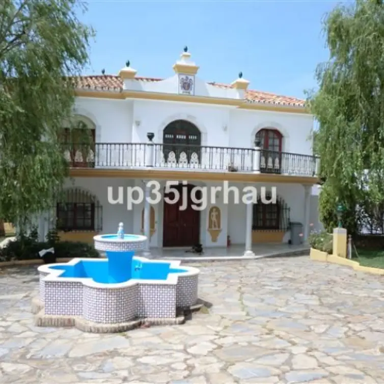 Sale of detached villa in Estepona