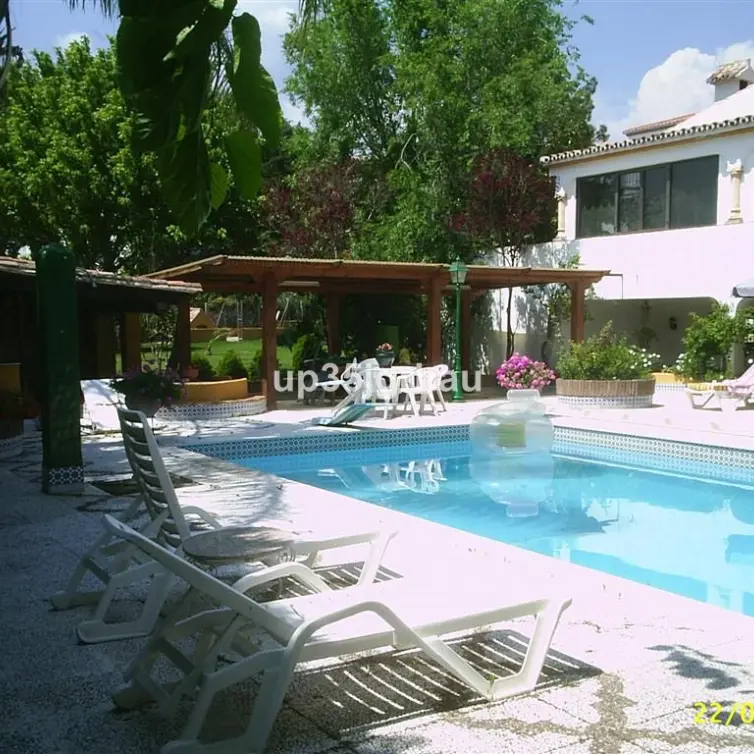 Sale of detached villa in Estepona