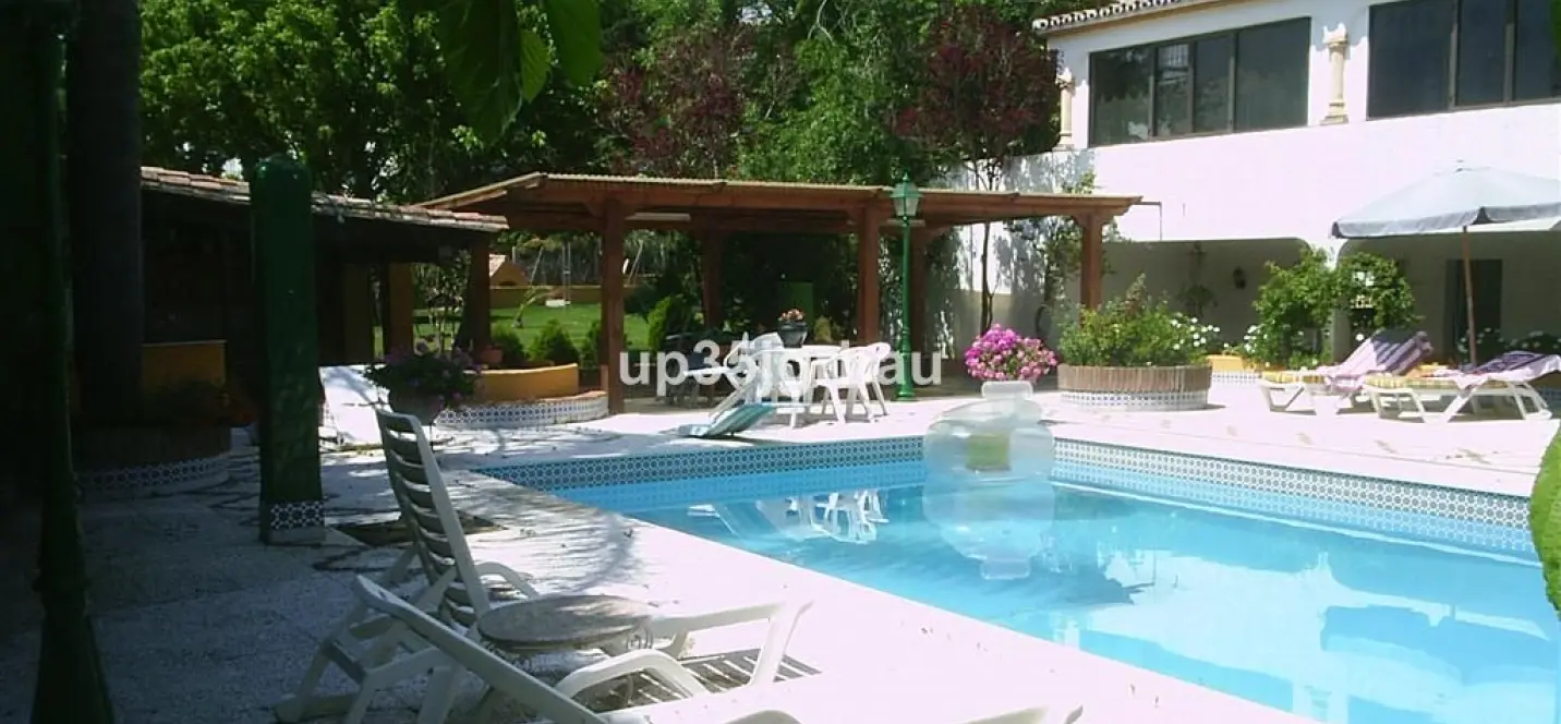 Sale of detached villa in Estepona 1