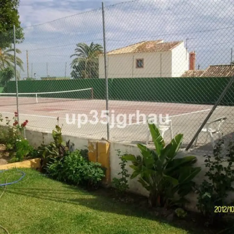Sale of detached villa in Estepona
