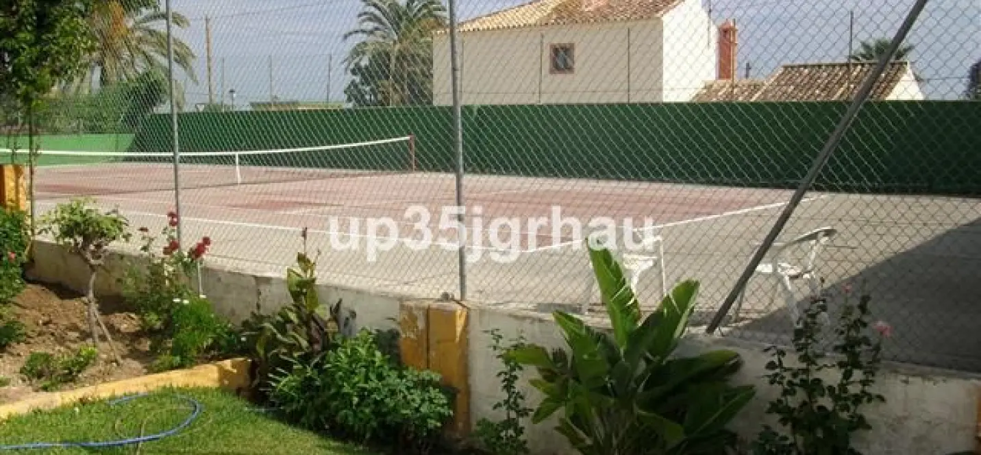 Sale of detached villa in Estepona 3