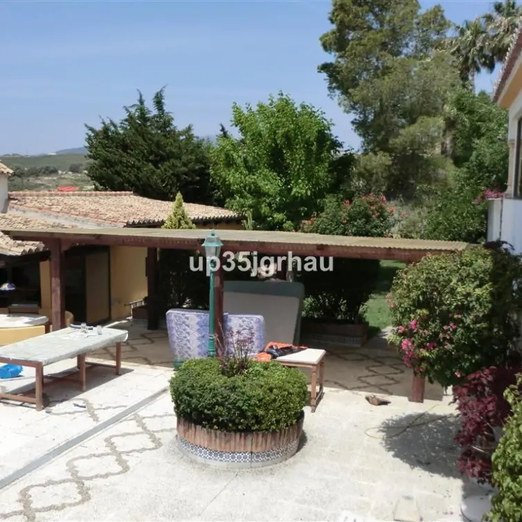 Sale of detached villa in Estepona