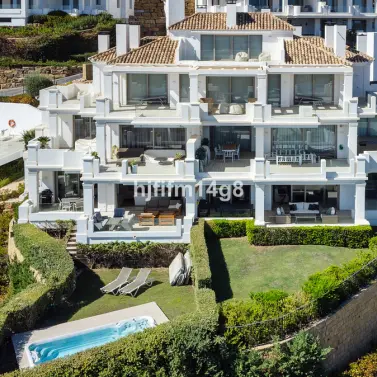 Продажа апартаментов на среднем этаже в Nueva Andalucía