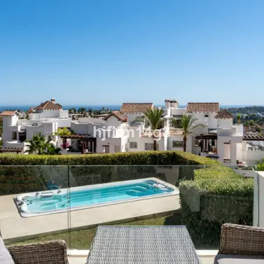 Продажа апартаментов на среднем этаже в Nueva Andalucía