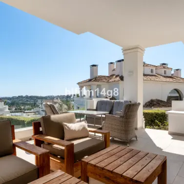 Продажа апартаментов на среднем этаже в Nueva Andalucía