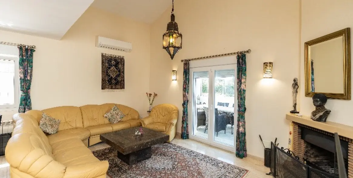 Продажа  отдельно стоящей виллы в Marbesa 18