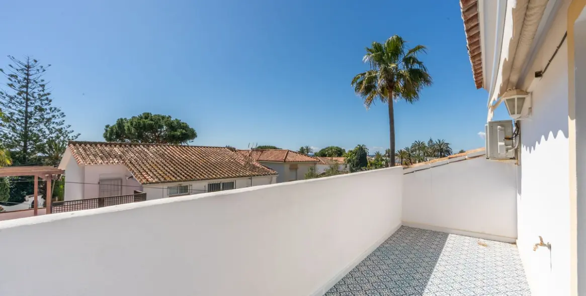 Продажа  отдельно стоящей виллы в Marbesa 19