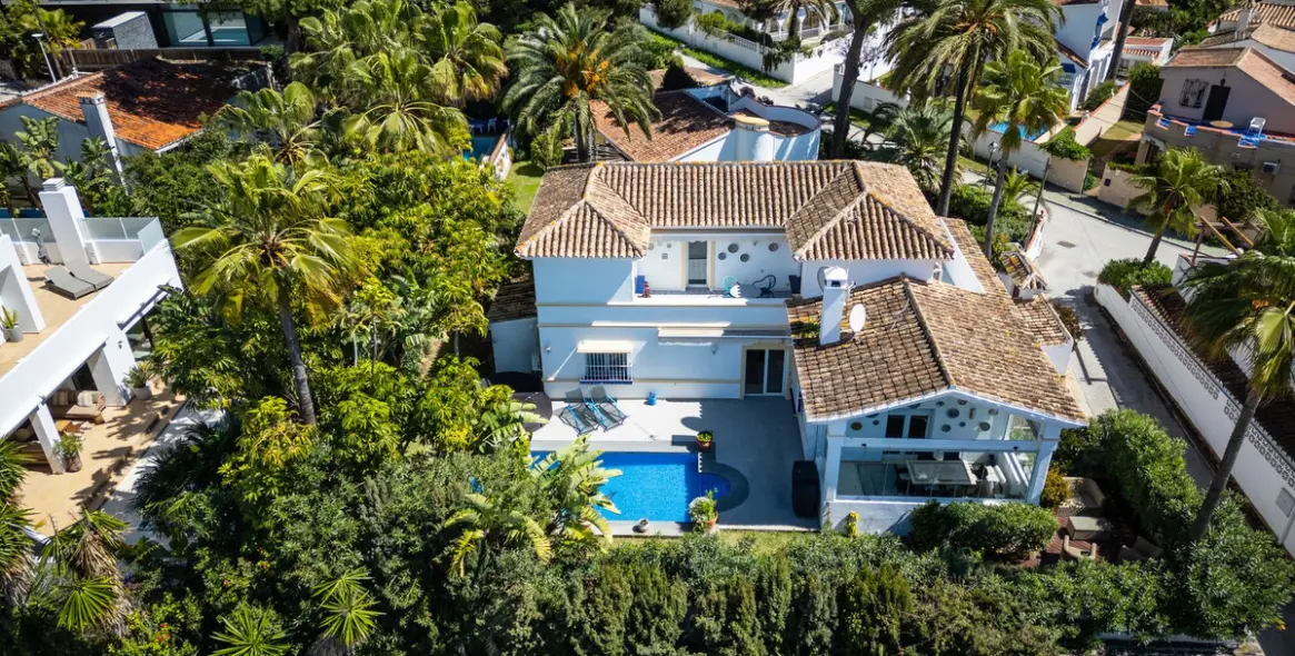 Продажа  отдельно стоящей виллы в Marbesa 22