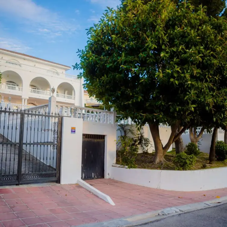 Sale of detached villa in Benalmadena