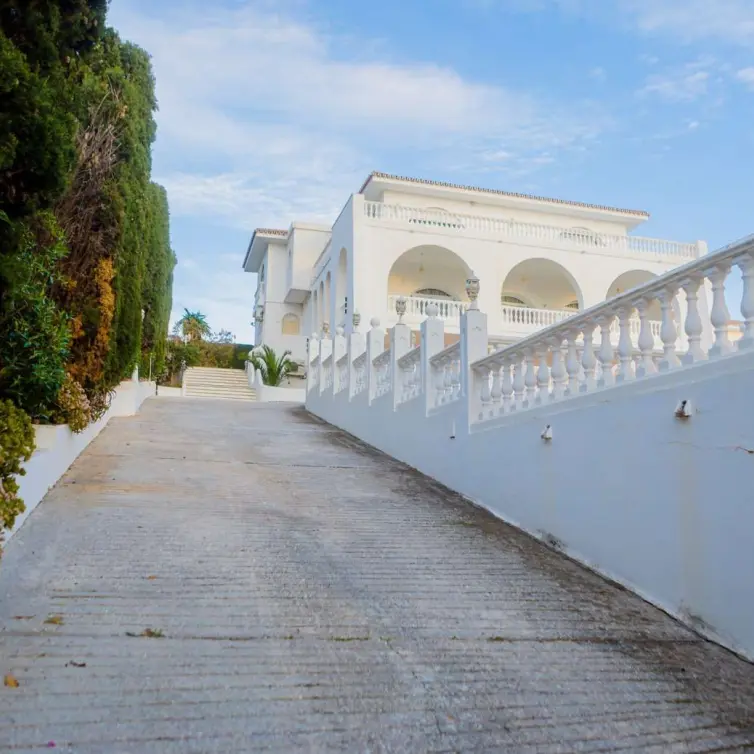 Sale of detached villa in Benalmadena