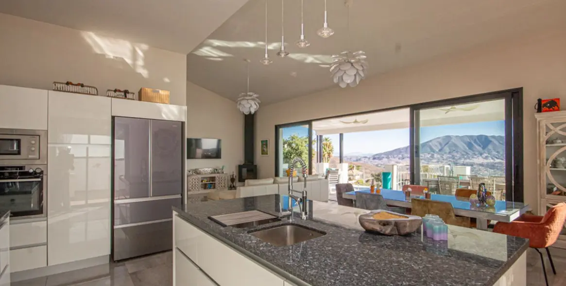 Продажа  отдельно стоящей виллы в Marbella East (район La Mairena) 4