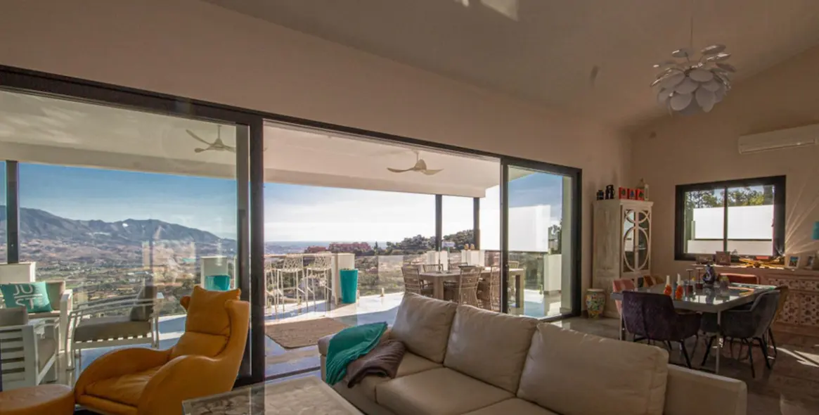 Sale of detached villa in La Mairena 14