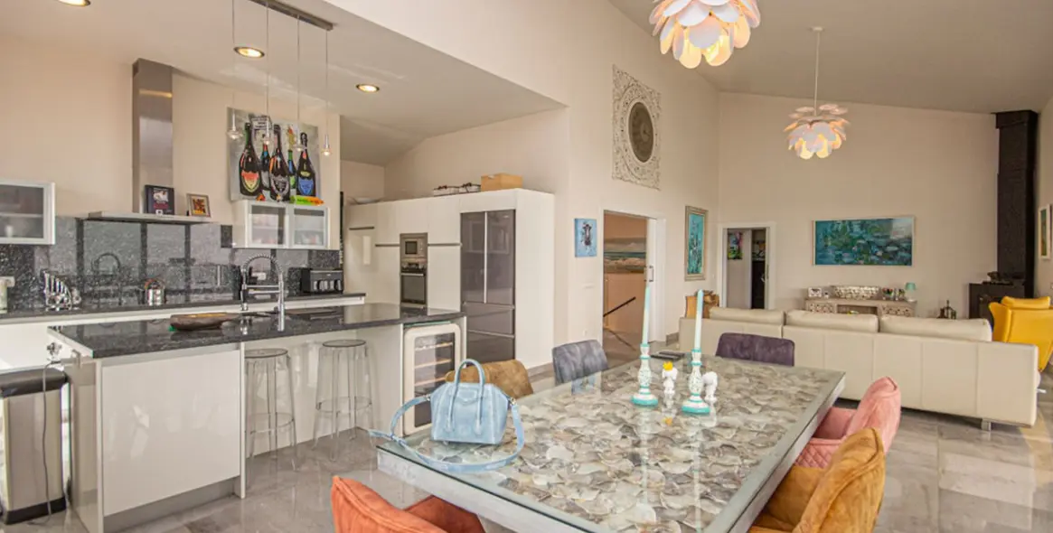 Sale of detached villa in La Mairena 16