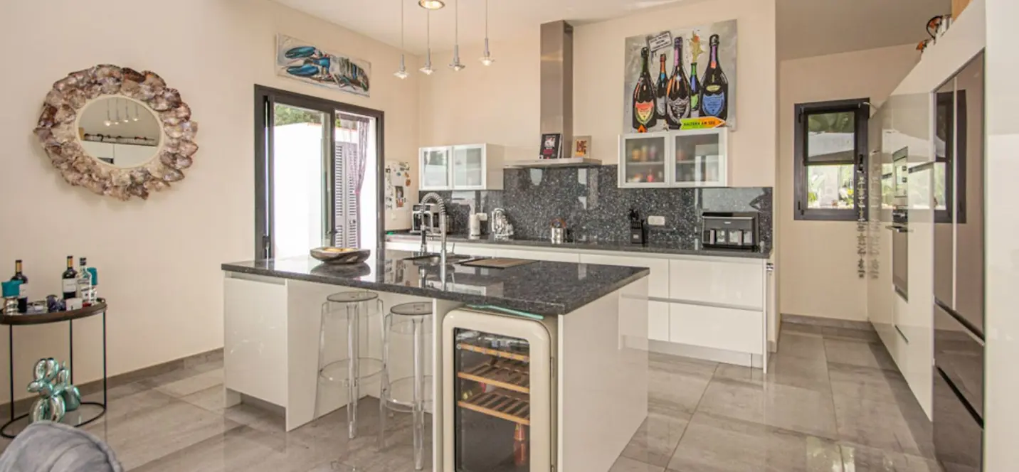 Sale of detached villa in La Mairena 4