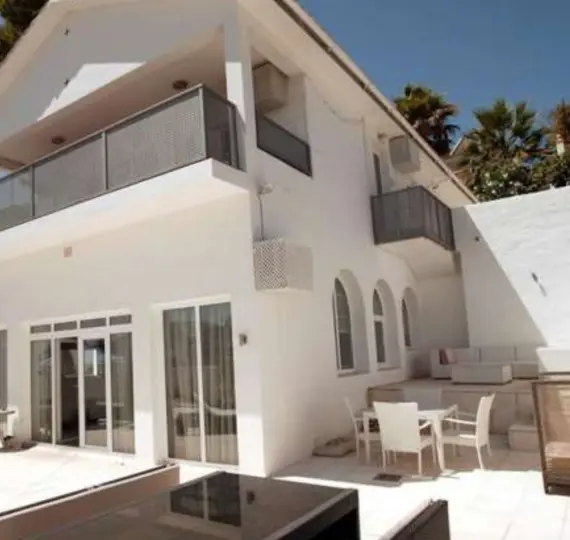 Venta de villa independiente en Nueva Andalucía