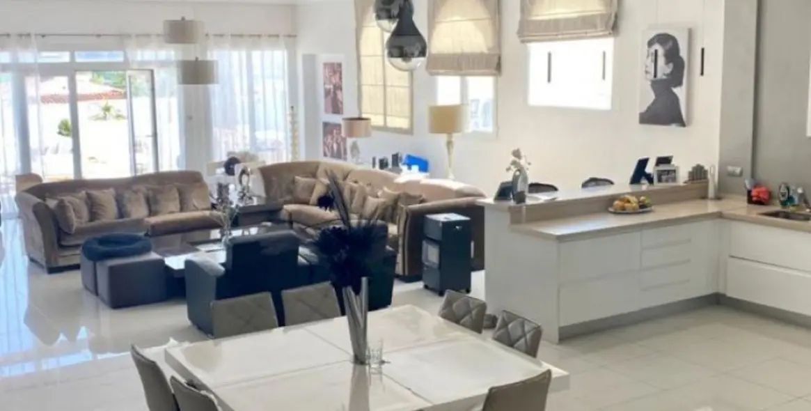 Venta de villa independiente en Nueva Andalucía 4