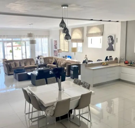 Venta de villa independiente en Nueva Andalucía