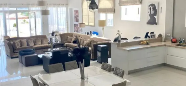 Venta de villa independiente en Nueva Andalucía 3