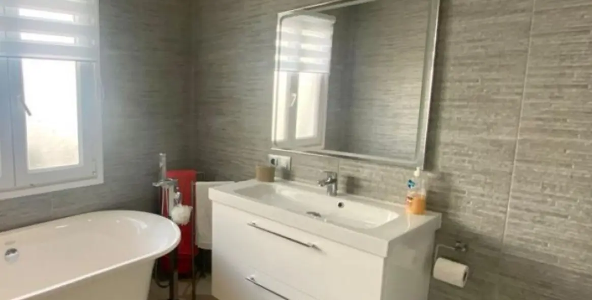 Venta de villa independiente en Nueva Andalucía 9