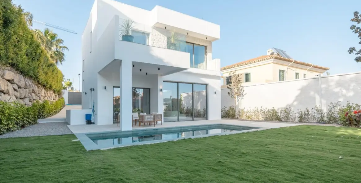 Venta de villa independiente en Estepona 1