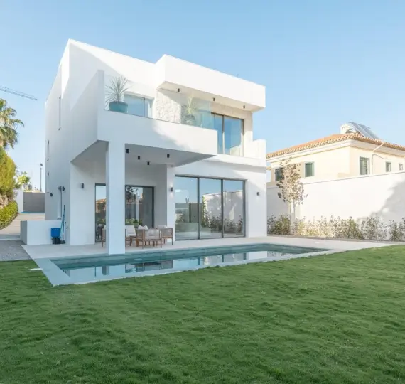Venta de villa independiente en Estepona