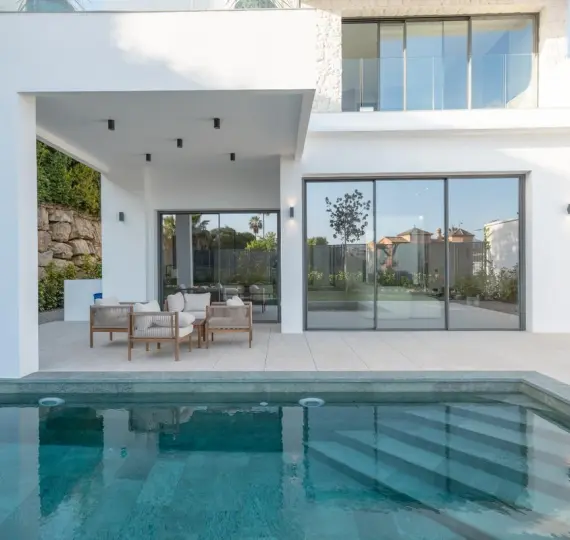 Venta de villa independiente en Estepona